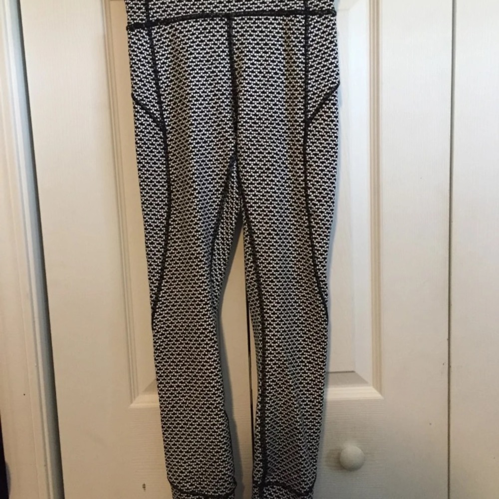 Lululemon In Movement Tights 25” Size 2 - Picture 2 of 5